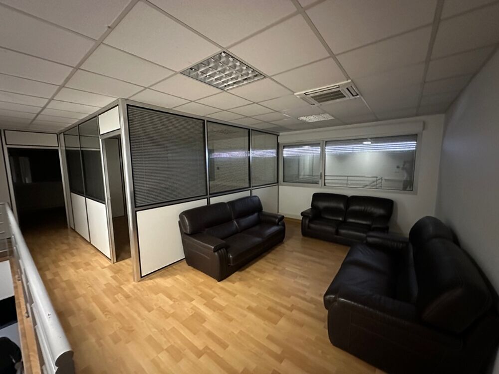   Dpt Rhône (69), à louer DECINES CHARPIEU Entrepots et Bureaux - Plain pied de 662M2, soit 522m2 d'entrepôt et 140m2 de bureaux Decines charpieu