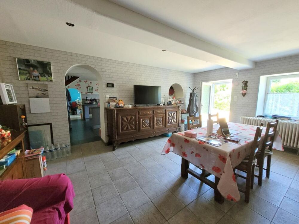 Jolie maison de 142 m² (120m² loi Carrez), couverture de la toiture neuve, avec terrasse couverte, ateliers et grange (couvertur