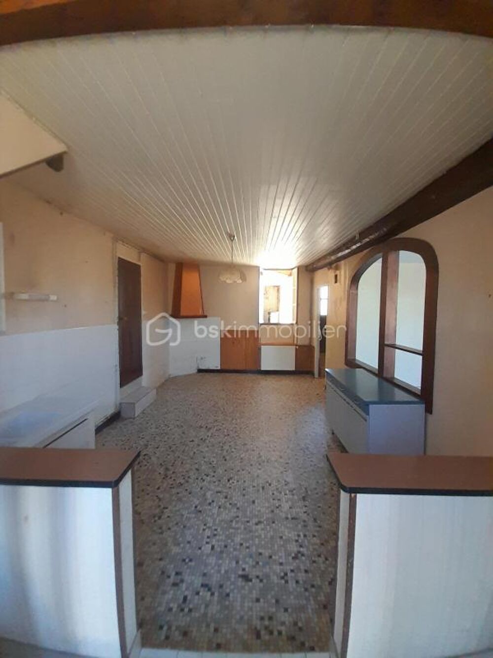 Maison avec jardin, 2 garages et fort potentiel  Le Dorat