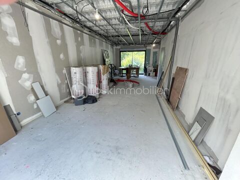   SUR LA NATIONALE 19 - Local commercial neuf de 87 m2 avec plusieurs parkings, terrasse et jardin. Proche mairie ! 