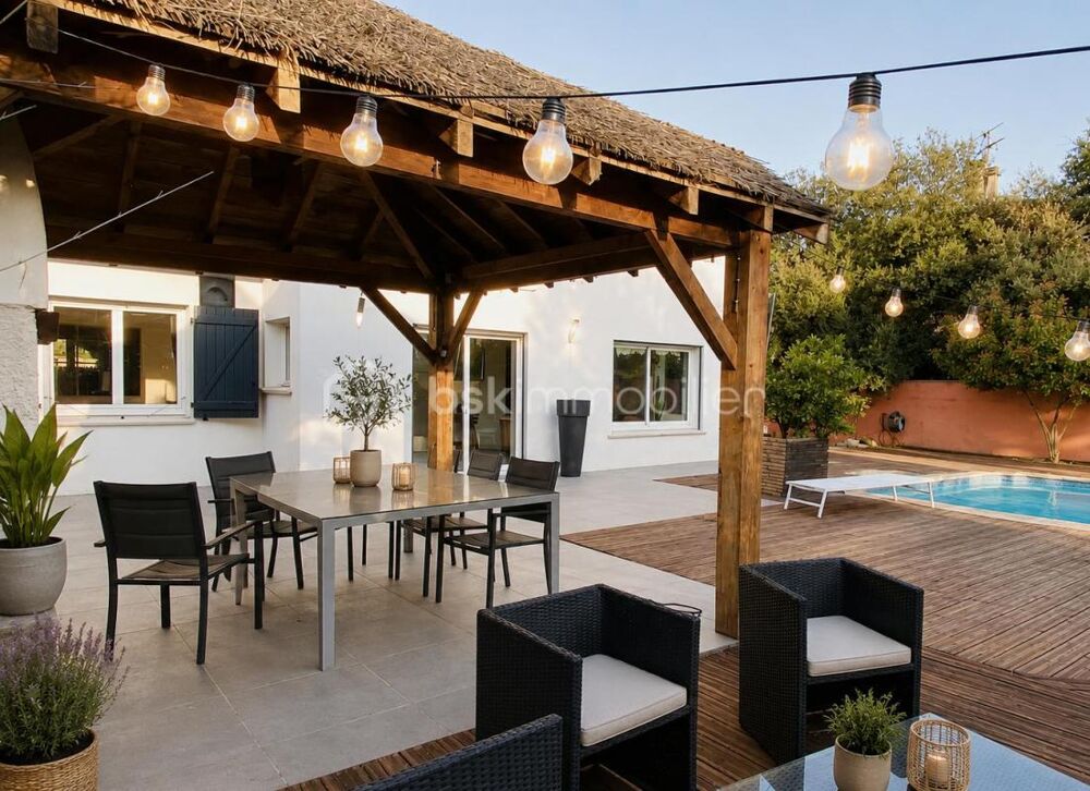 VILLA FAMILIALE DE 195 M²  PISCINE  DOUBLE GARAGE