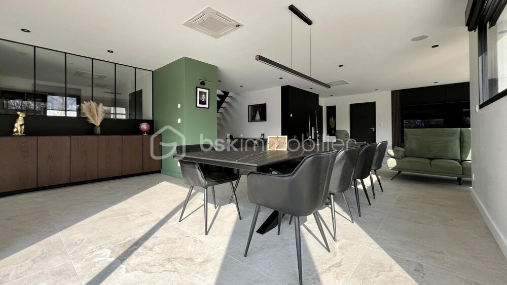 Maison cubique individuelle avec piscine