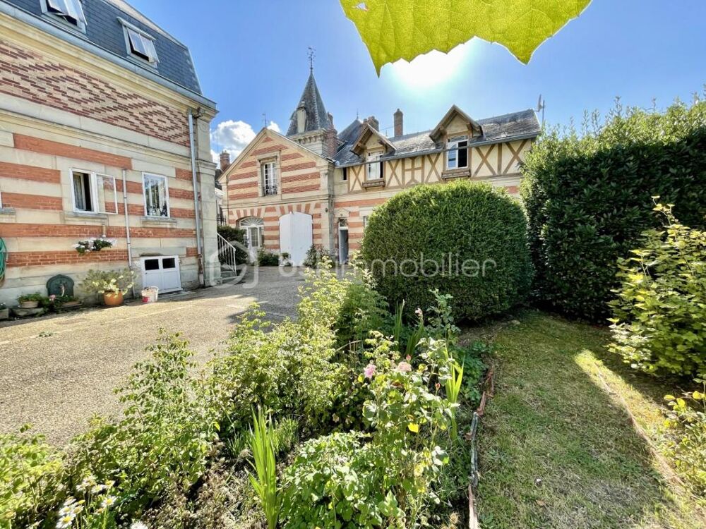 Maison bourgeoise de caractère  426 m²  Parc arboré de 1 700 m² en bord de rivière  Centre-ville