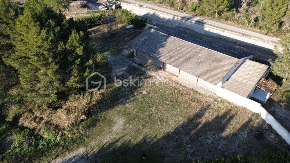 Hangar de 400 m2 sur une grande parcelle , situé dans la campagne de Cheval-Blanc