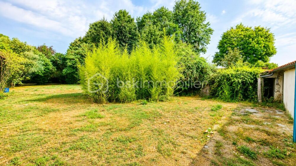 ? COUP DE COEUR  Maison familiale avec magnifique parc, chai en pierre 75m² attenant et dépendance non attenante 140m²