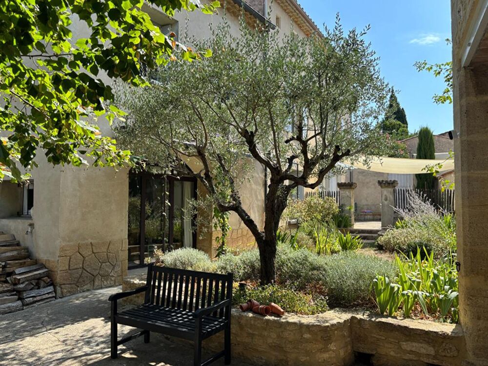 Maison ancienne rénovée avec jardin et piscine