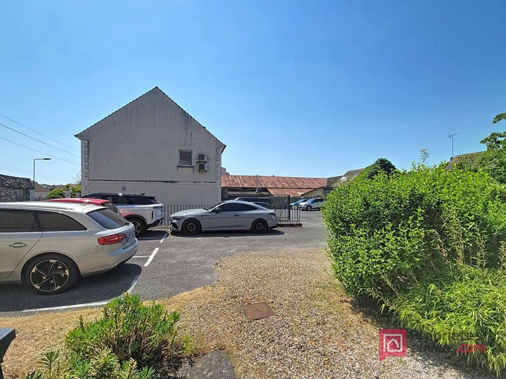 Appartement en rez-de-chaussée avec cour et 2 stationnements