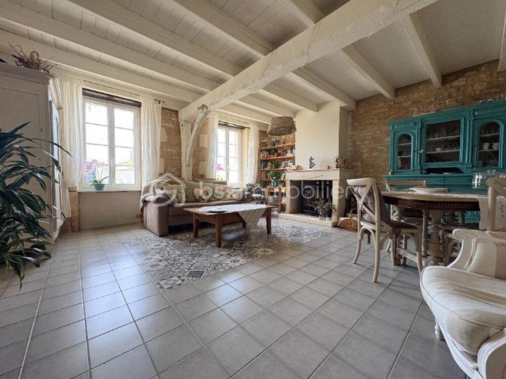Maison en pierre rénovée avec grand garage camping-car, terrasse et prestations rares  Meursac