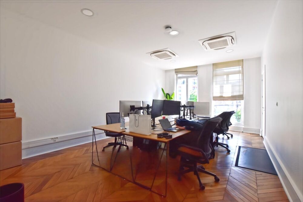   AVENUE GEORGE V - 404 m² avec balcon Paris 8