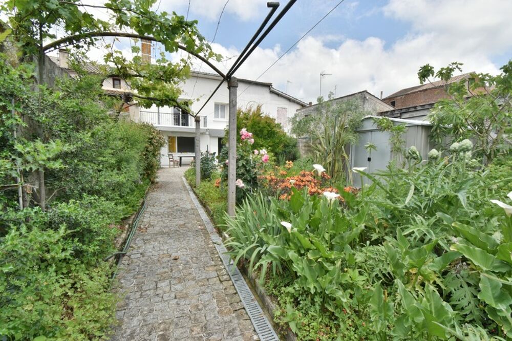 SAINTE LIVRADE SUR LOT (47) Maison de village pleine de charme au coeur de Sainte-Livrade-sur-Lot 4 pièces
