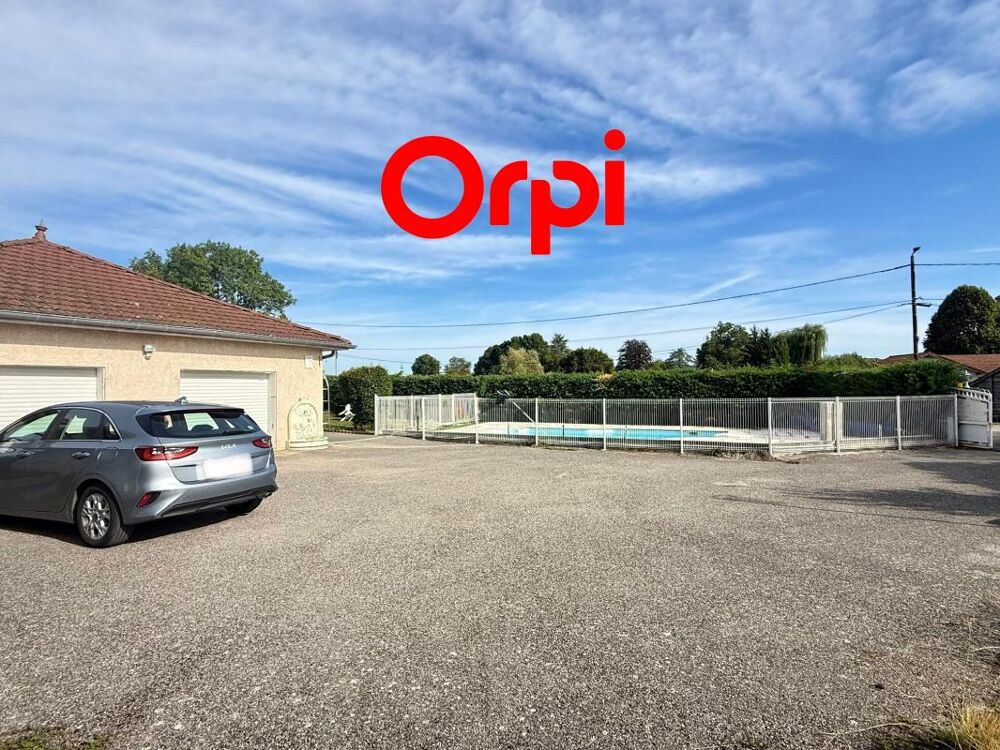 Maison familiale de plain-pied avec piscine
