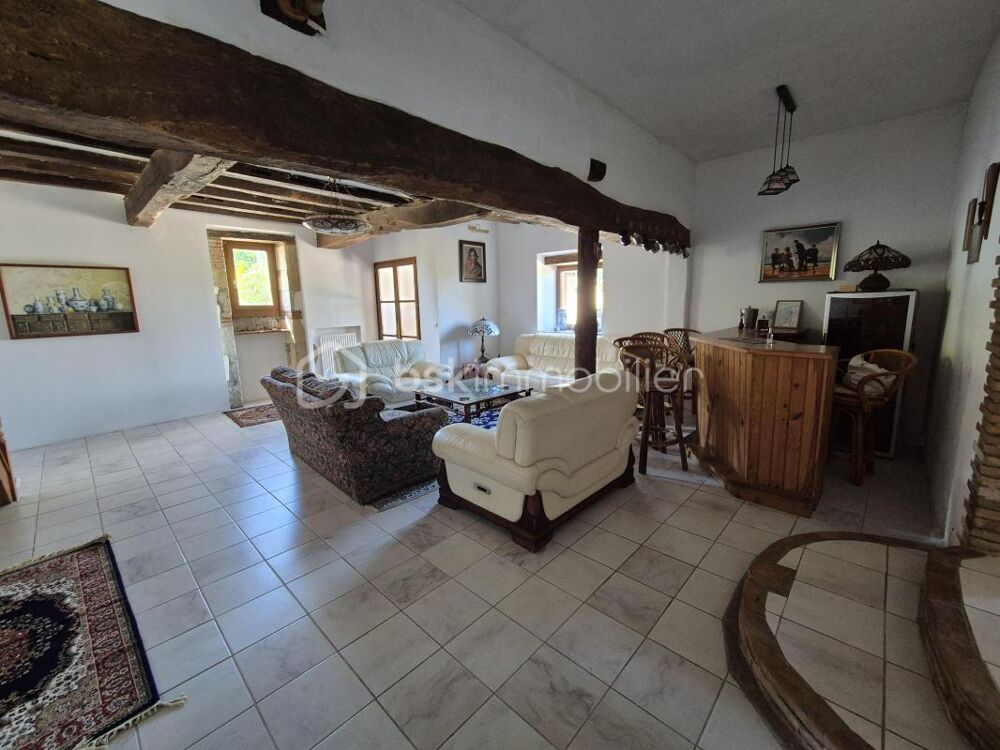 MAISON DE MAITRE du XVIIIe dans village pittoresque
