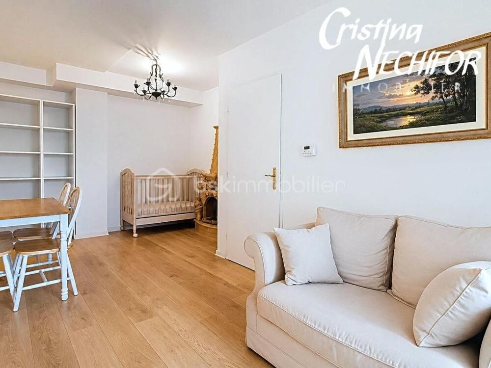 À VENDRE  Appartement 2 pièces avec une loggia Dernier étage  Une place de parking  SERRIS (77700)