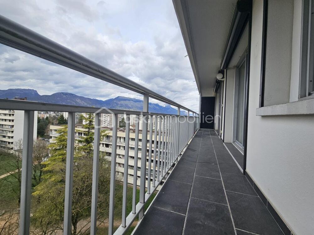 T4 lumineux en étage élevé avec balcon, vue dégagée et place de parking privative