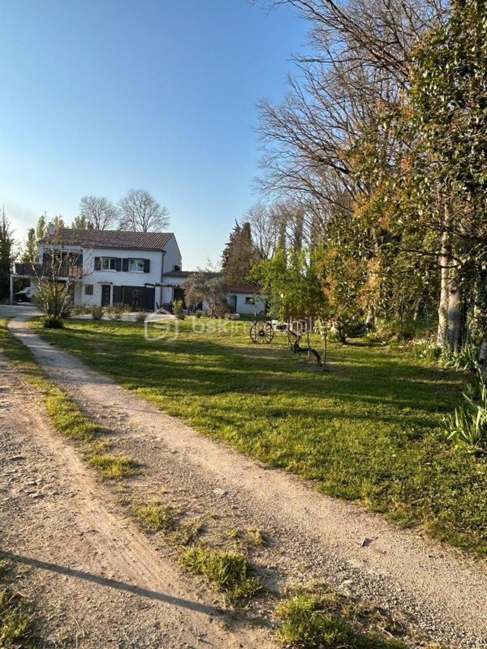 GRANS - PROPRIÉTE AVEC 2 LOGEMENTS - PISCINE - INSTALLATIONS EQUESTRES