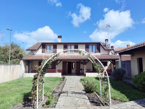   B�tisse familiale en centre-ville Maison - 8 pi�ce(s) - 175 m�