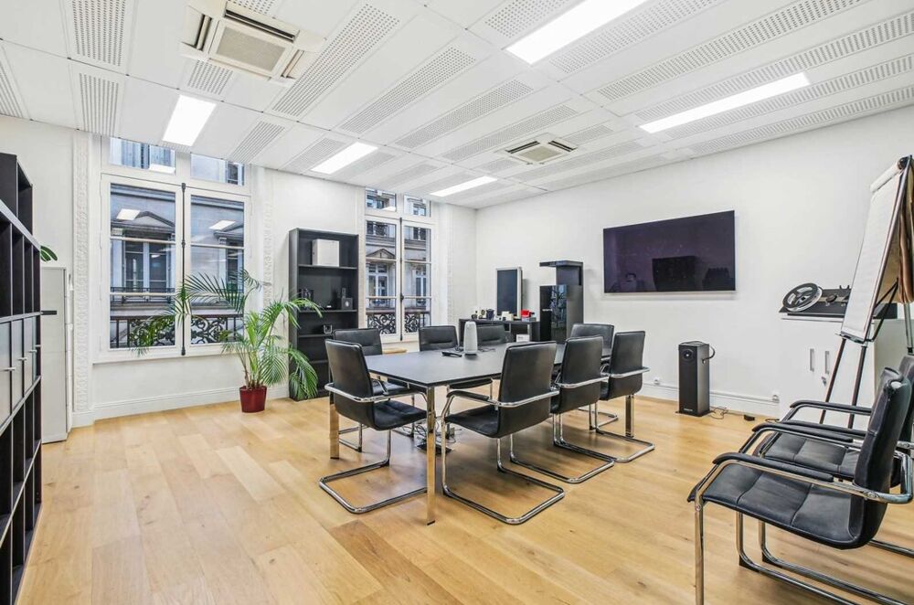   Bureaux câblés et climatisés, traversants à deux pas de la Place de la Madeleine Paris 8