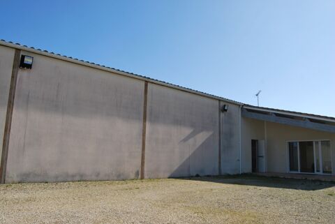 Entrep&ocirc;t ferm&eacute; et s&eacute;curis&eacute; de 550m2 avec bureaux climatis&eacute;s de 130m A 15 minutes d'Angoul&ecirc;me 737000 16230 Fontclaireau