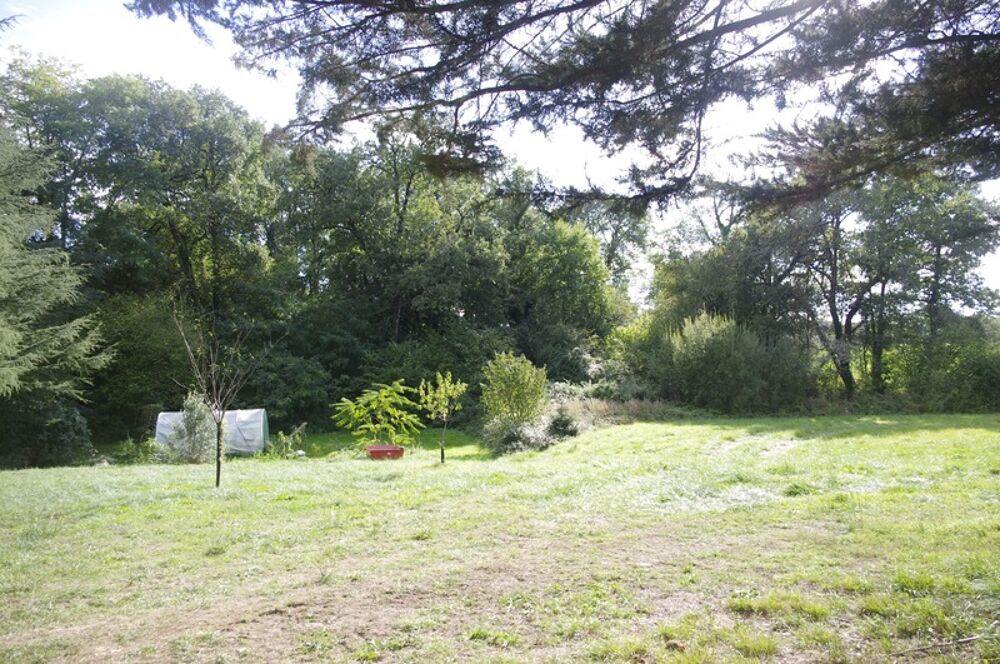 Maison en pierre à restaurer de 200 m², 8 pièces à aménager, terrain d'environ 3ha située au calme à vendre