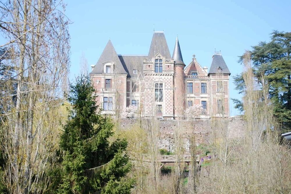 Majestueux château de style Renaissance perché sur un rocher en Suisse Normande