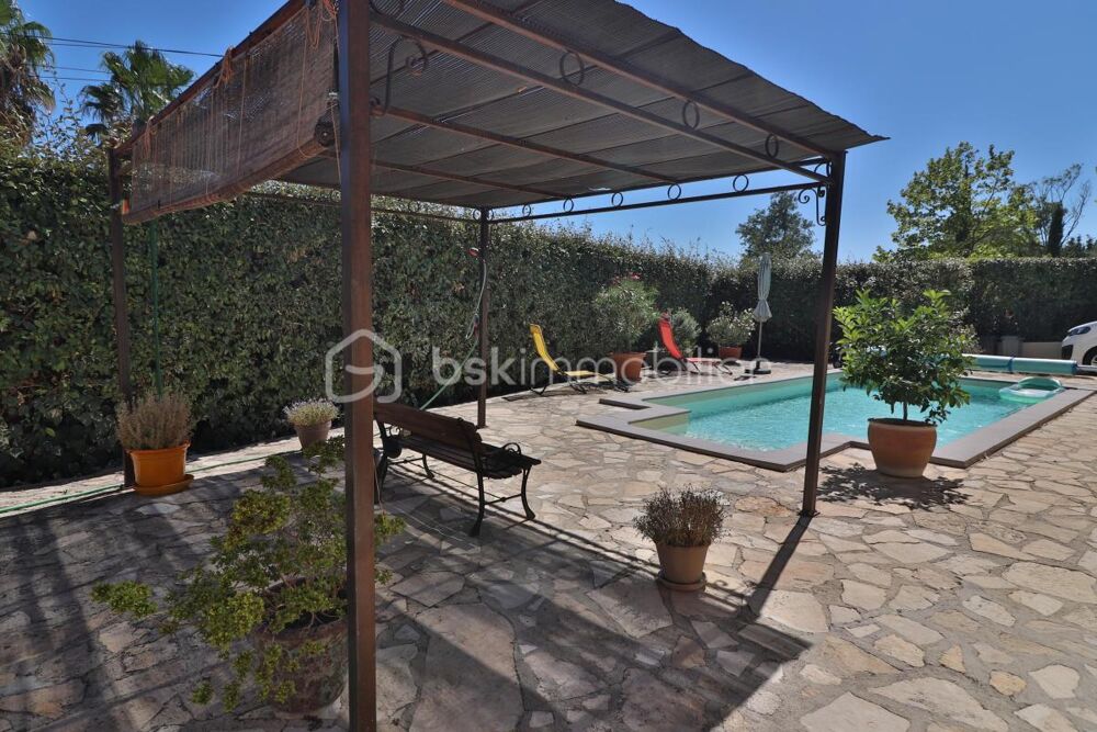 Maison plain-pied de 106m² sur 780m² de terrain avec 3 chambres, garage et piscine