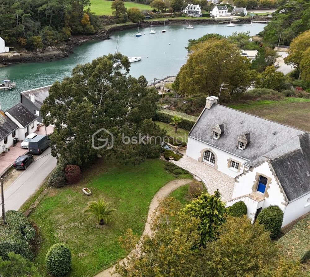 Vue sur la rivière de Crach et le Pont de Kerisper  Élégante néo-bretonne de 211 m² sur un terrain clos de 1 850 m²