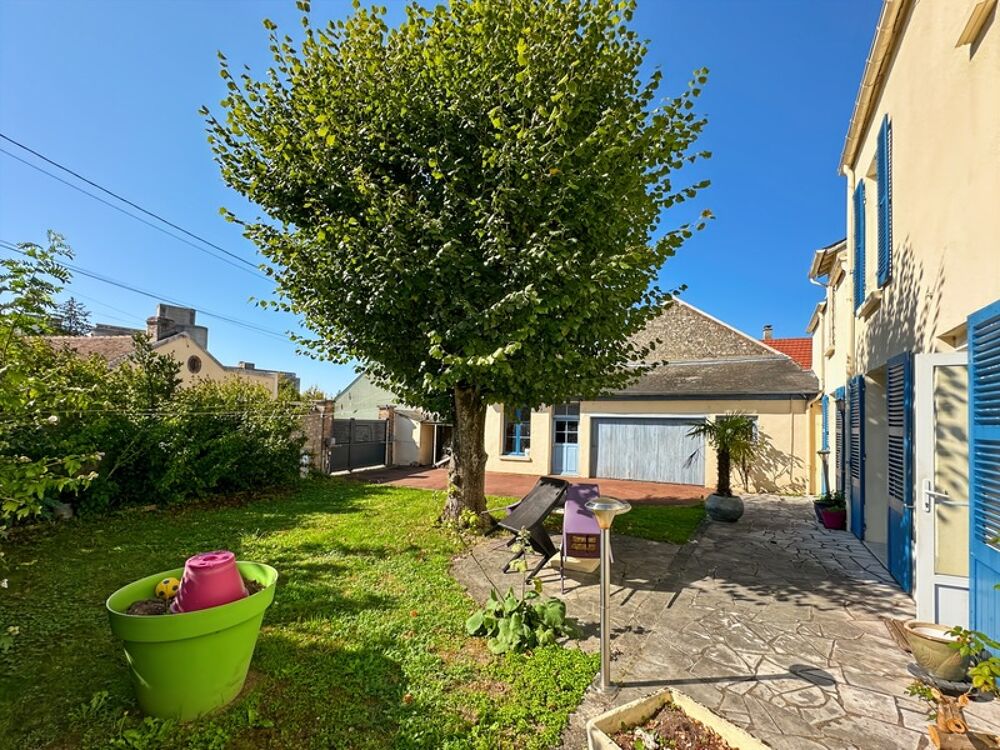 SOUPPES S/LOING proche à 5mn. Maison de caractère 7 pièces de 190 m2 sur terrain clos de 350 m2 avec garage