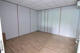   Bureau à louer de 86 m2 cloisonné en deux parties dans une ZAC à Achères au prix de 825 € H.T. H.C. / mois Acheres