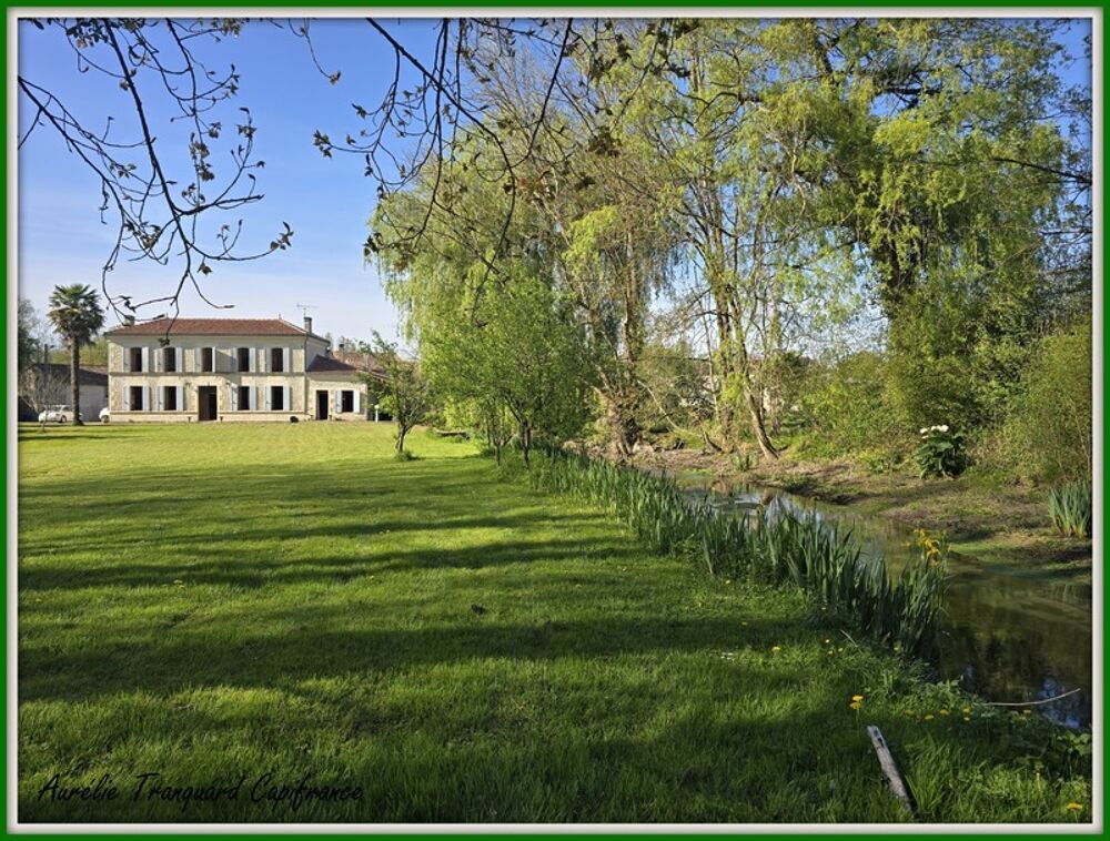 Maison BOURGEOISE à vendre 6 pièces + DEPENDANCES, à FONTENET (17400) composée de 4 chambres, bordée d'un petit ruisseau et 630