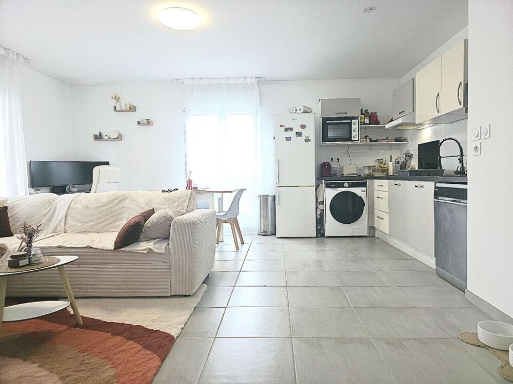 Superbe 3 pièces moderne avec grande terrasse, piscine et parkings à 10 minutes de la mer