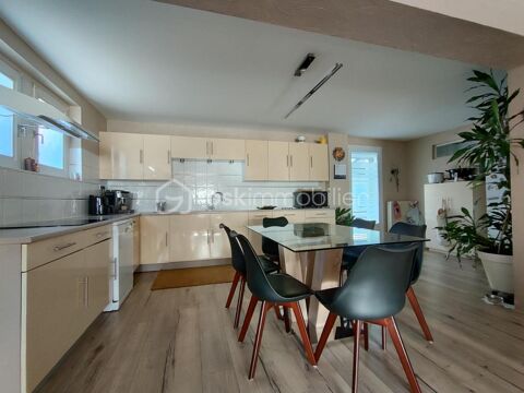   Maison � �tage, avec deux habitations, et un hangar Maison - 9 pi�ce(s) - 256 m�