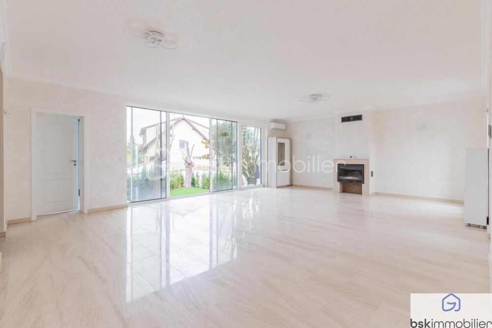 MAISON DEXCEPTION DE 210M2 HABITABLES!