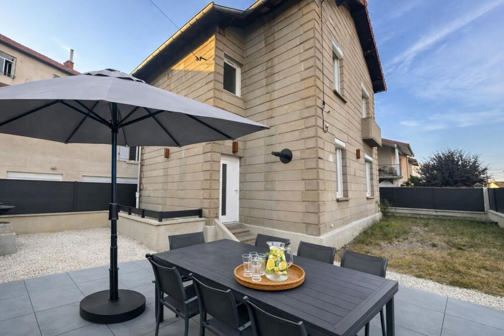 Vente Maison Maison de ville rénovée avec terrain clos de 200 m² et terrain de pétanque Roanne