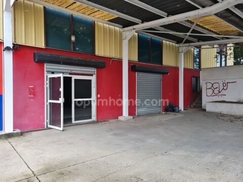   Local commercial de 500 m2 avec parking à louer à Orgeval au bord de la RN 13 