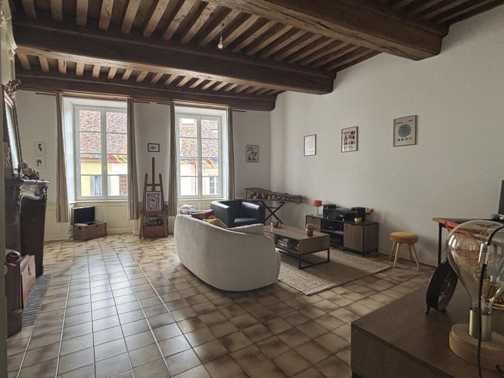 SEMUR EN AUXOIS centre-ville : appartement quatre piéces, 93m², avec une terrasse. Prix : 155 000€