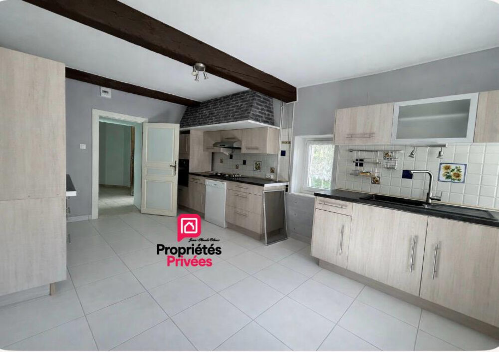 Plassac , tout près de Blaye : Maison en pierre 149 m2 - Cuisine indépendante aménagée et équipée - Grand séjour -cheminée en pi
