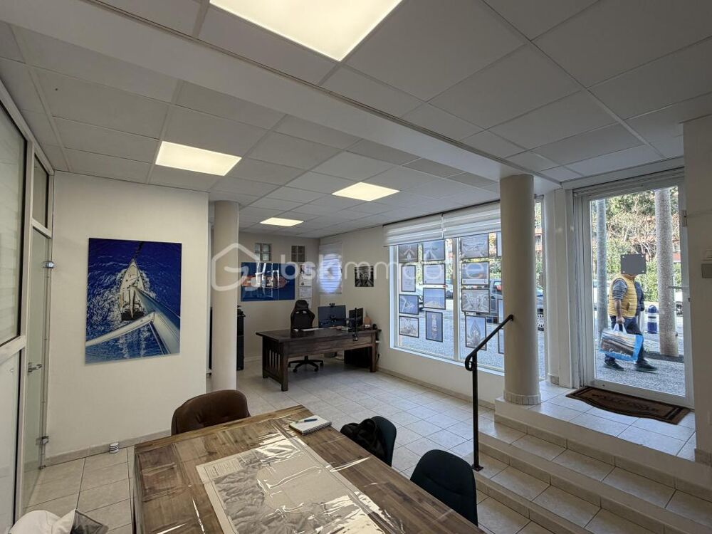   Local commercial en Excellent ÉTAT, climatisé, de 45m2 centre ville Cavalaire sur Mer 83240 