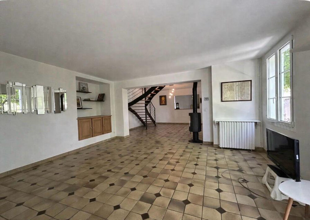 A 15 mn de Blaye - Au calme belle Girondine en pierre rénovée - 197 m2 habitables -7P- 4 Chambres - 1920 m2 de Terrain - Piscin