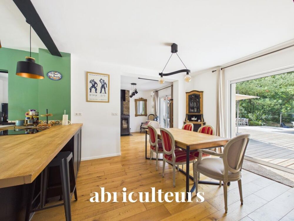 Très belle maison familiale avec un grand jardin, terrasse avec piscine en vente à Sautron (44880)