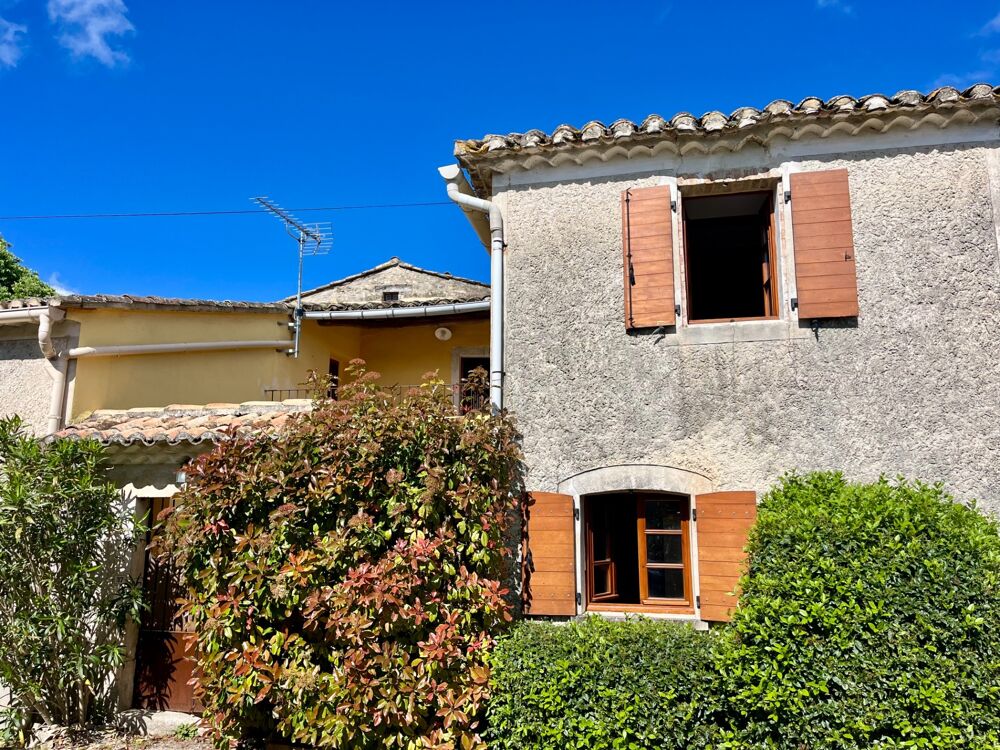 Maison de caractère, rénovée, avec cour et terrasse  Village prisé du Gard