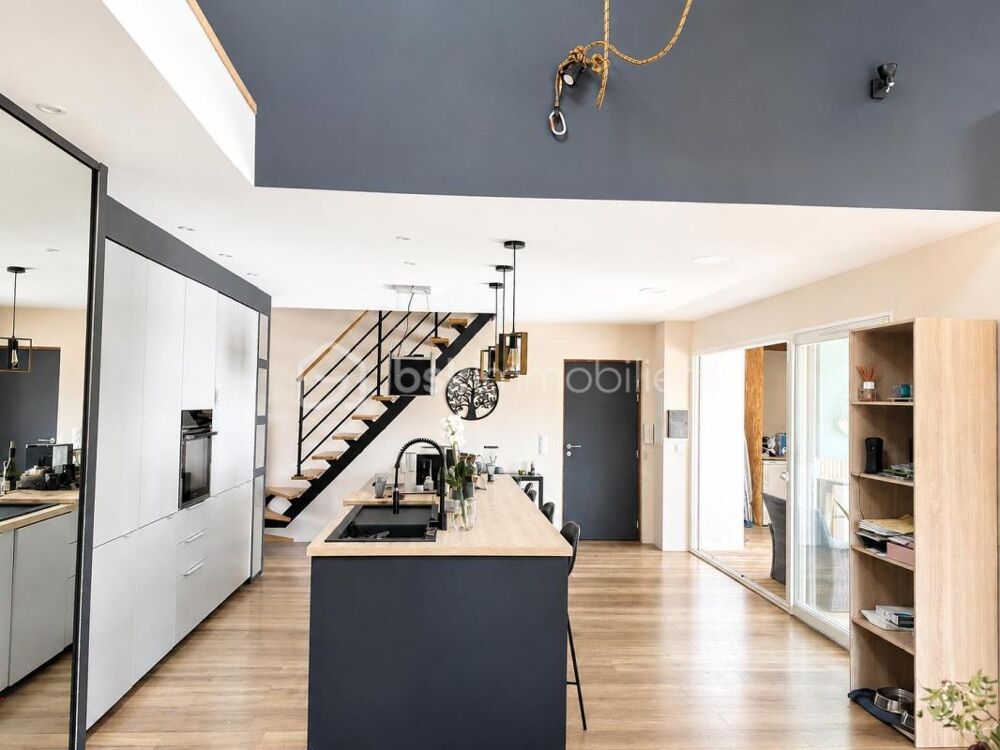 TRIPLEX DE STANDING ENTIÈREMENT RÉNOVÉ AVEC GARAGE DE 75 M²