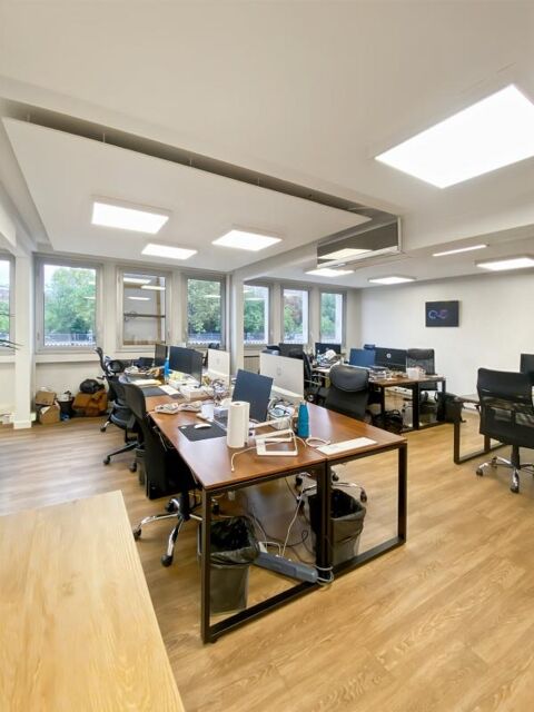 Bureaux de 99 m² non divisibles à louer au 1er étage d'un immeuble de bon standing 4054 75017 Paris