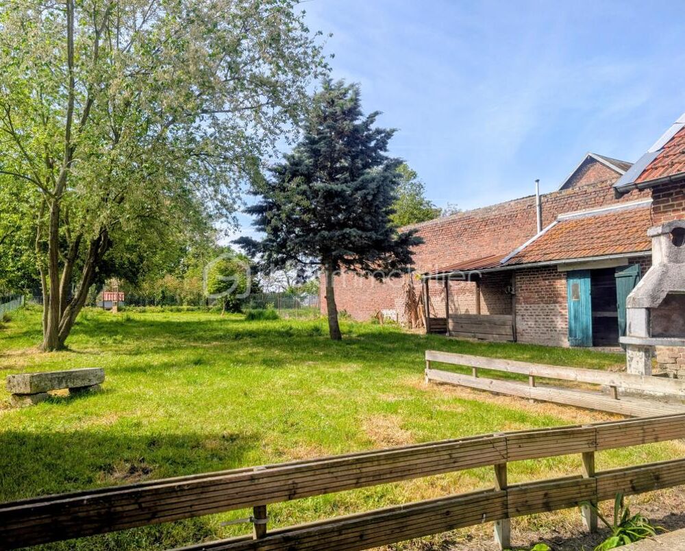 Maison semi-mitoyenne de 131 m2 sur 965 m2 de terrain. Fort potentiel