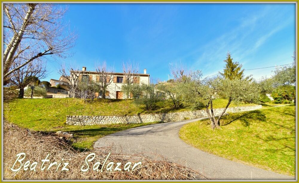 A Digne-les-Bains, grande maison familiale de 215 m², 9 pièces, double garage, abri camping-car, cave, dépendances sur un terrai