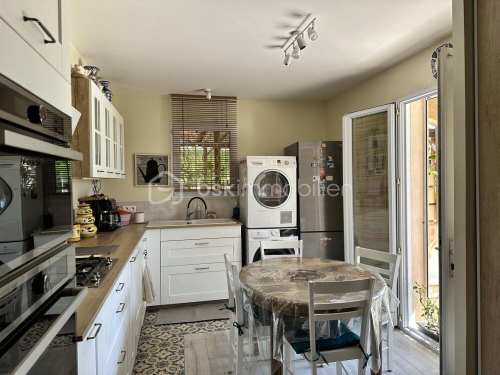Maison de charme avec piscine hors à vendre - Tranquillité et confort assurés !