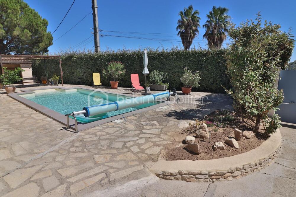 Maison plain-pied de 106m² sur 780m² de terrain avec 3 chambres, garage et piscine