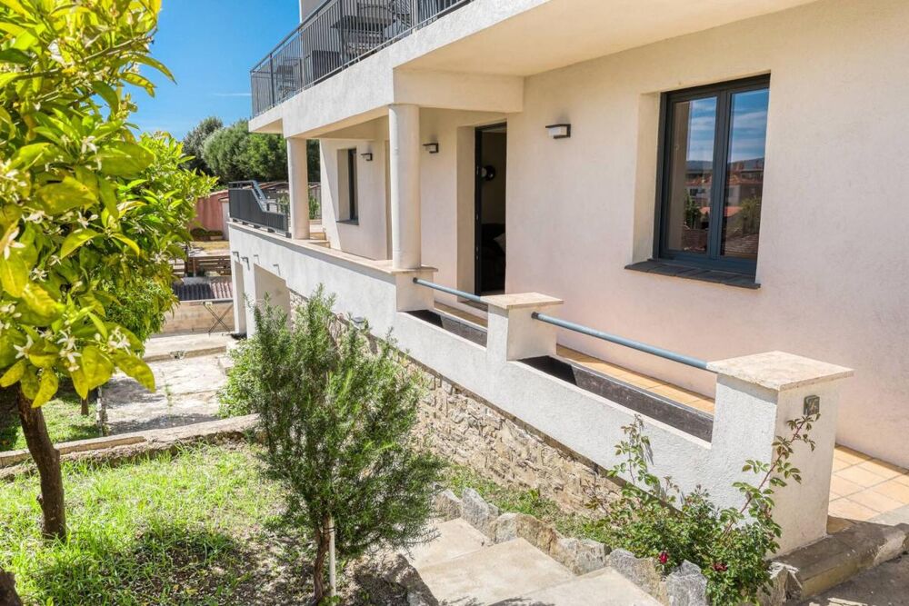 Vente Appartement Superbe T3 rénové avec terrasse à vendre - Centre- ville Lavandou- Plage et commodités à pied Le lavandou