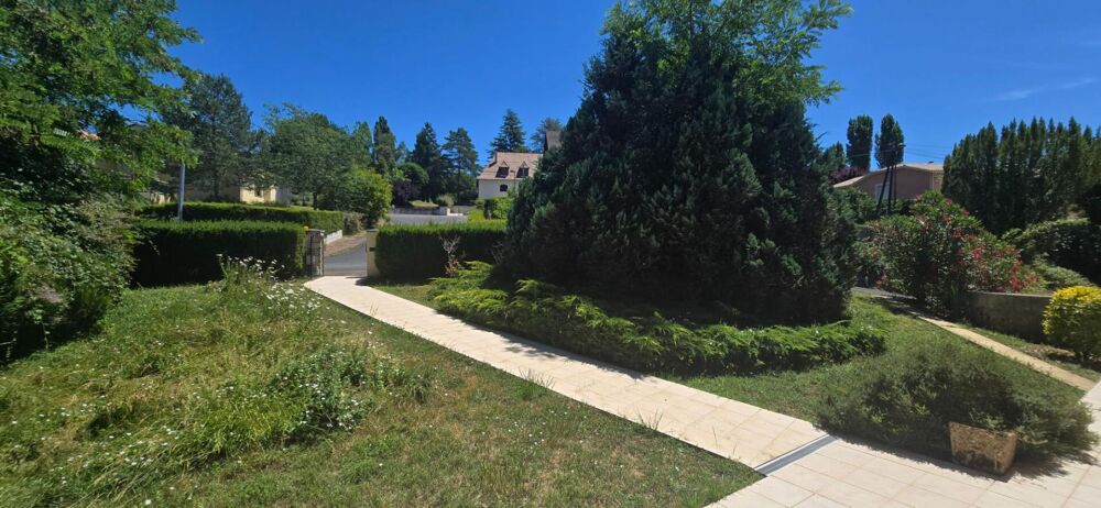 Maison type 6, sur sous-sol semi enterré, double garage, sur un terrain de 965 m²