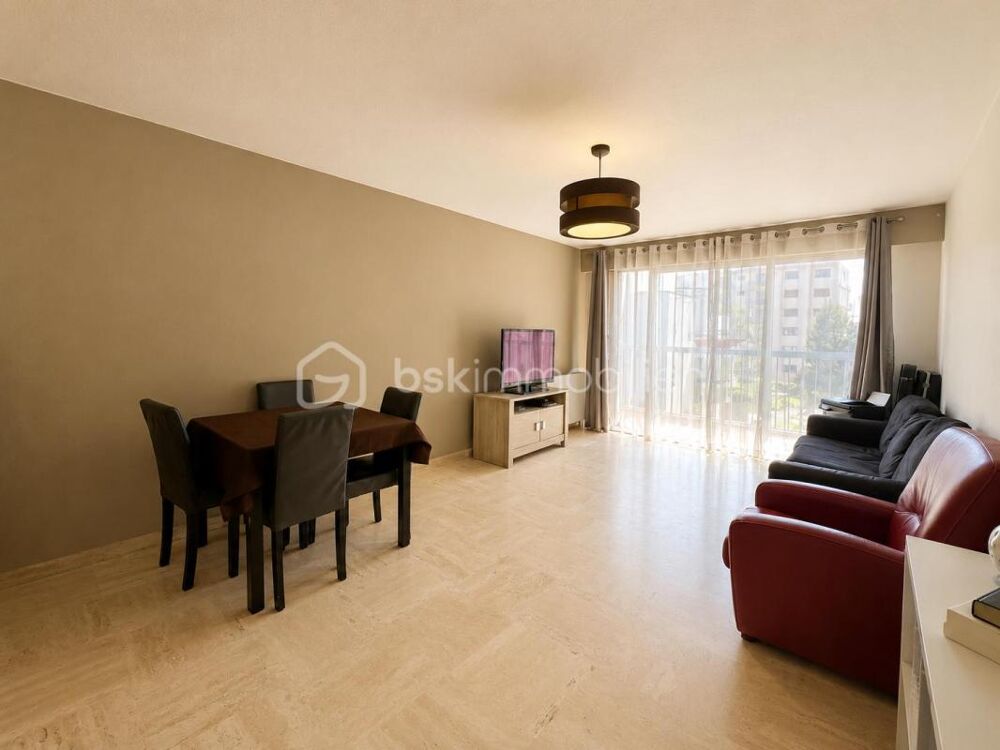 Vente Appartement APPARTEMENT 3 PIÈCES TRAVERSANT – LUMINEUX – CAVE – PROCHE CANNES – COMMERCES ET TRANSPORTS À PIED Le cannet