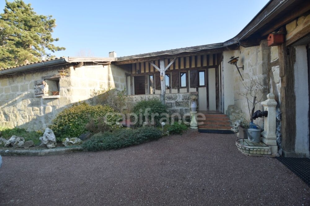 Demeure en pierre du XVIIIe siècle - poutres apparentes - 3 chambres - 2 boxes à chevaux - 18 000m2 de terrain - proche de MARMA
